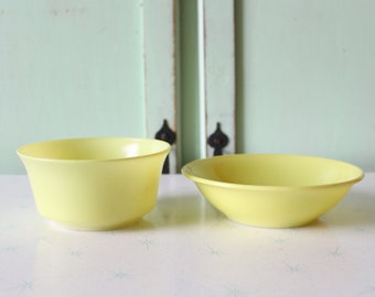 Ciotole vintage in vetro opalino giallo - Cucina retrò anni '60 - Set di 2