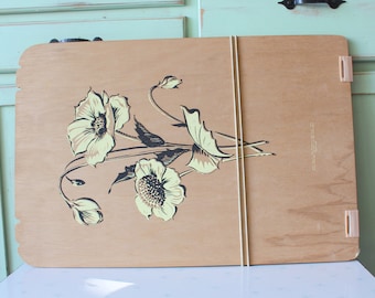 Bandeja de madera vintage de los años 60: decoración de cocina con un toque floral