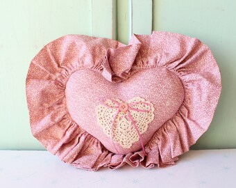 Cojín vintage con corazón con volantes: decoración rústica shabby chic