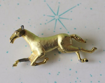 1980s Vintage HORSE Brooch......novelty. creature. retro. kitsch jewelry. fun. horse jewelry. costume jewelry. gold horse. pony. riding