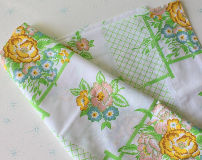 Vintage Green Floral PILLOW Case.....1970s. 1960s. Retro. Atomic. Disco. Floral. Vintage Bedding