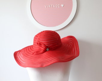 vintage Designer années 1980 1990 RED Fancy Hat .... Paille. Tulle. chapeau rouge. Église. Rouge. Été. Printemps. Mariage. Mariée. Costume. vintaget designer