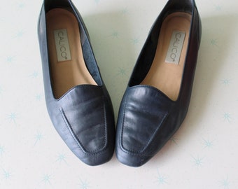 1980s Vintage Navy Blue Loafers Flats....size 8.5 womens....oxfords. leather. retro. 70s. boho. hipster. librarian. classic. wedding. calico