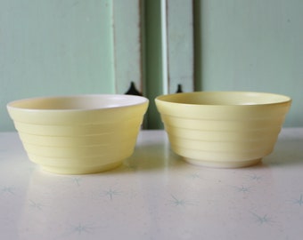 Ciotole vintage in vetro opalino giallo - Cucina retrò anni '60 - Set di 2