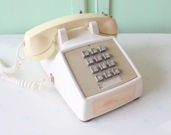 Teléfono de disco blanco vintage: decoración retro de los años 60 y 70