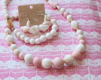 Conjunto de collar y pendientes de cuentas rosas y blancas de los años 80
