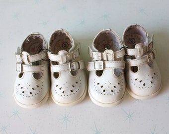 Vintage Baby Shoes Size 2......twins. kids. retro. baby sneakers. baby shoes. 3 months. 6 months. gift for twin girls. vintage baby gifts.