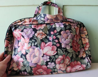 1980er Jahre Vintage RETRO Blumenhandtasche...... Retro. Gänseblümchen. Rose. Handtasche. Retro-Blumenmuster. Leute. reisen. Frauen. 80er-Jahre-Accessoires. Mod. Blume. Tasche