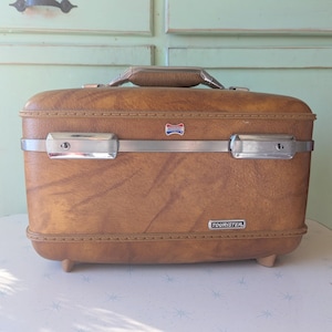 Vintage reiskoffer uit de jaren 70... halverwege de eeuw. retro. vintage bagage. thuis. bruin. Jaren 70. mod. twijgje. hip. mode. hipster. uniseks