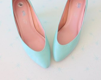 Vintage NINE WEST Leather Heels..size 6 women..bright blue. pumps. mint. designer vintage. glam. fancy. 9 west. mod. wedding heels. holiday