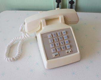 Teléfono de disco blanco crema de los años 60: decoración retro para el hogar