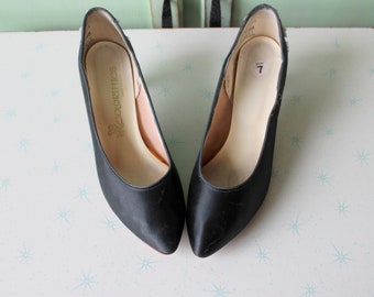 SALE/// 1980s BLACK Heels..size 7 womens..wedding. black heels. pumps. fancy. party. mod. retro. glam. satin. fabric heels. designer heels