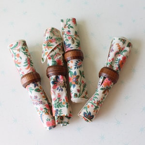 Vintage 80s Floral Placemats with Wooden Holders - Set of 4