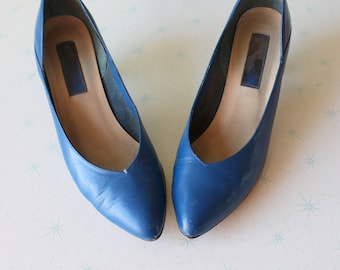 1980s Vintage BLUE LEATHER Designer Heels....size 8.5 womens.....80s. blue leather. designer. vintage fashion. party. kitten heels. wedding