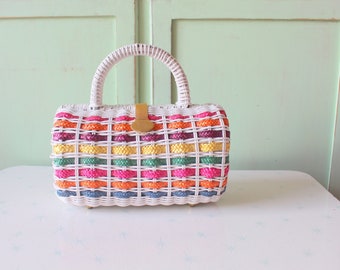 Strohhandtasche im Regenbogen-Stil der 1980er Jahre: Kitschige Sommerhandtasche