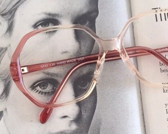 1960er 70er Jahre Vintage MOD Rosa Brille.. neuer alter Lagerbestand. klassisch. groovig. zweigig. Retro-Brille. Bibliothekar. Sekretärin. Holzstock. optisch. atomar