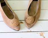 Vintage LEATHER AEROSOLES size 6.5 womens sandals. boho. flats. hippie. urban. 1980s flats. leather. tan. coffee. retro. aztec. indie.