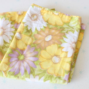 Vintage Retro Floral Groovy PILLOW CASE...1970s. 1960s. retro. atomic. disco. vintage bedding. housewares. home decor. bedroom. yellow. mod