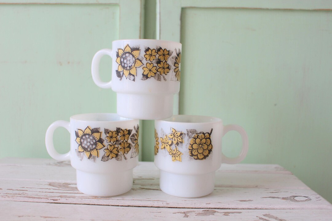 Vintage RETRO Coffee Mug Set of 3...retro Mugs. Espresso. Kitschy. Milk Glass. Mod. Retro