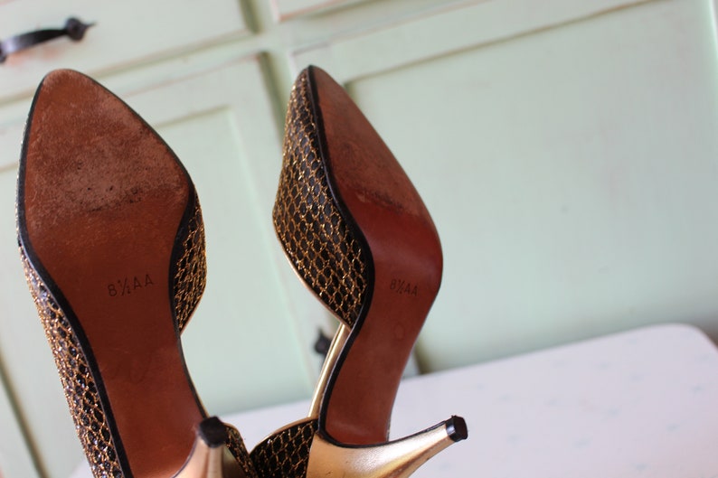 1980s GOLD GLAM Fancy Heels.....size 8.5 womens.....pumps. designer. retro. fancy. classic. 1980s. shimmer. fancy. golden heels. black. image 7