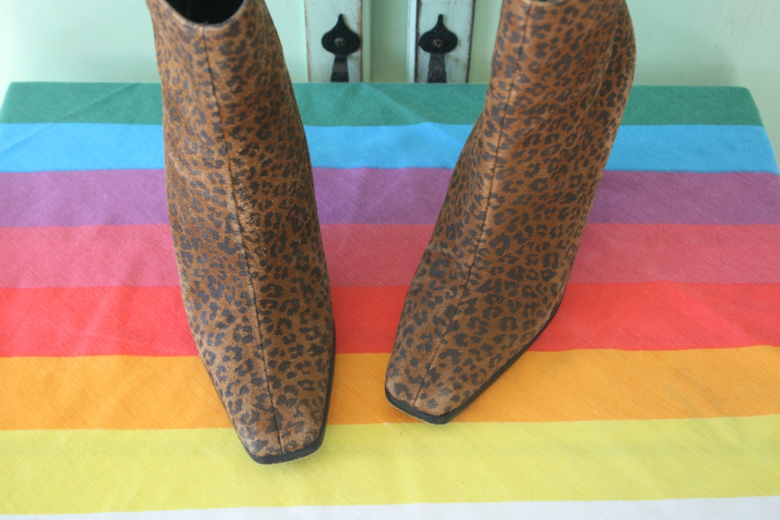 1980s leopard boots...leather. flats. 1980s. hipster. retro. closed toed. dancing. ballet. indie. animal print. heeled boots. st