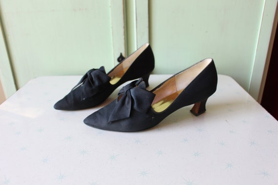Vintage Black Bow Heels...size 7 womens....satin … - image 3
