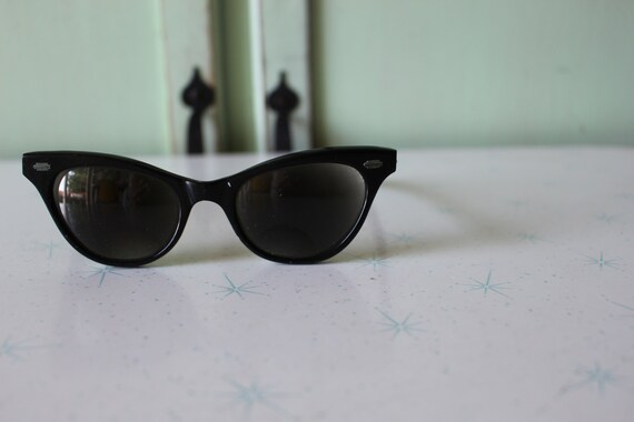 1960s 1970s Vintage Funky Cateye Sunglasses......… - image 3