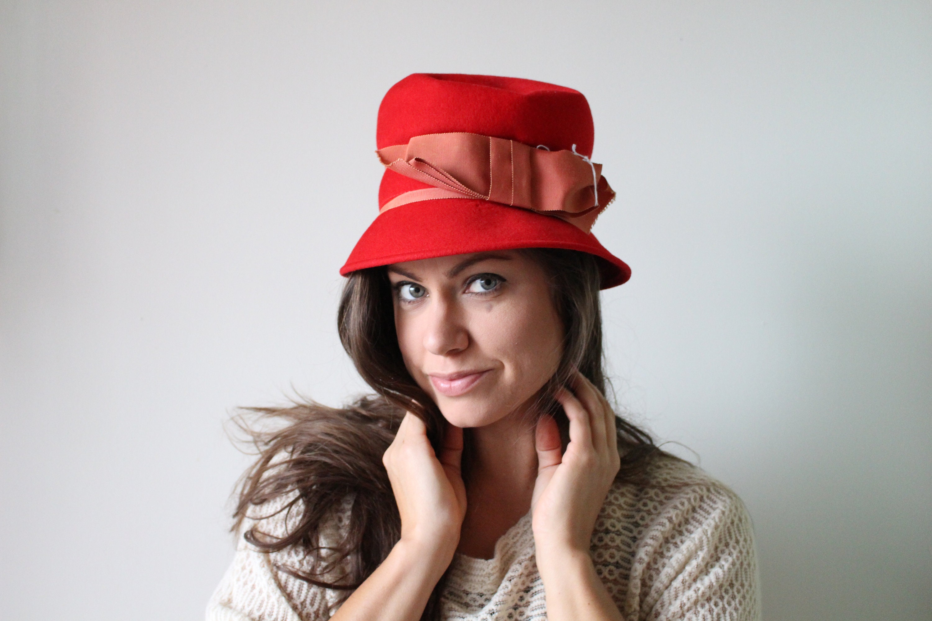 Vintage 1950s Red Felt Hat: Mid Century Cloche With Bow - Etsy display picture 2