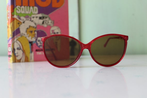 Vintage 1980s MOD GIRL Sunglasses....fancy. big l… - image 3