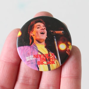 1990er Jahre NEU KIDS on the BLOCK Button Pin Back...retro. jordan und jonathan Ritter. joey. Donnie. danni. Teenager. Pop-Musik. Gummiband. 90er Jahre Musik.