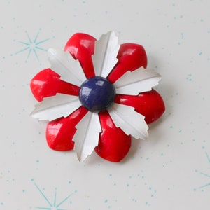 Broche fleur vintage marguerite émaillée ROUGE, BLANCHE et BLEUE. rétro. fleur. Années 1970. classique. floral. marguerite. bijoux fantaisie. broche vintage.
