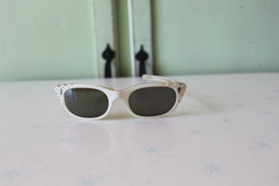 1960s 1970s Vintage Funky Winged Cateye Sunglasse… - image 3