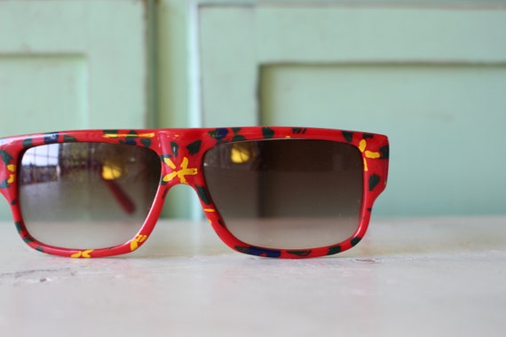 Vintage Taiwan ROC Sunglasses...rare. womens eyew… - image 4