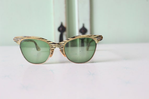 1950s 1960s Vintage CAT EYE Eye Sunglasses...USA.… - image 1