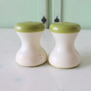 Vintage RETRO GREEN Salt and Pepper Shakers Set....retro. vintage. home decor. kitsch. cooking. retro. olive green. pantry collectibles.
