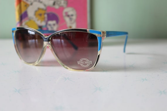 Vintage 1980s MOD GIRL Sunglasses....fancy. big l… - image 5