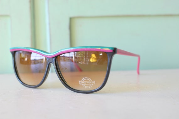 Vintage 1980s MOD GIRL Sunglasses....fancy. big le