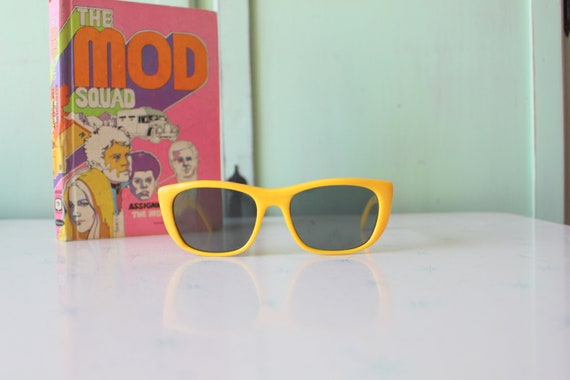 1970s 80s Vintage MOD YELLOW SUNGLASSES....dapper… - image 6