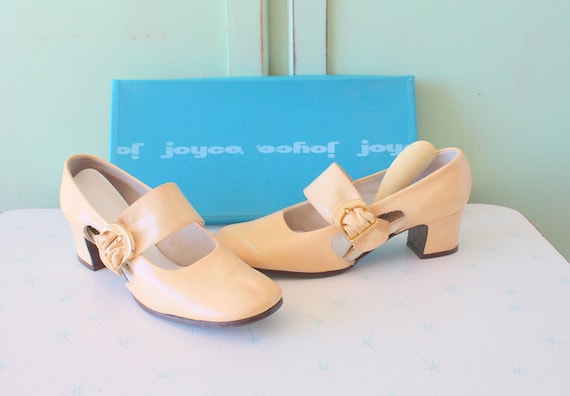 Vintage FANCY Cream Heels....size 6.5 women...heel