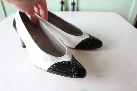 Vintage BLACK WHITE Two Toned Classic Heels....si… - image 5