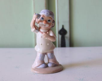 Statuetta vintage anni '80 raffigurante un clown infermiere...bambola in ceramica. Retrò. Da collezione. Circo. Musica. Bambini. Inaugurazione della casa.