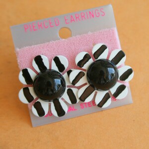 Vintage BLACK and WHITE DAISY Enamel Flower Earrings..groovy. retro. flower. 1970s. classic. floral. daisy. costume jewelry. new old stock