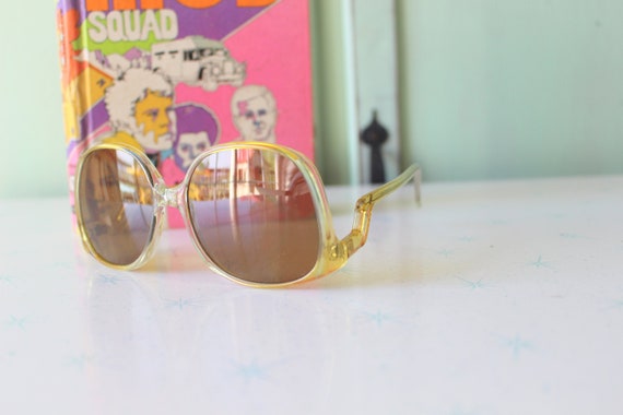 Vintage 1980s MOD GIRL Sunglasses....fancy. big l… - image 1