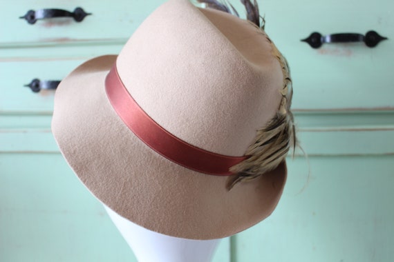 Vintage FEATHERED TAN Hat..vintage hat. church. f… - image 3