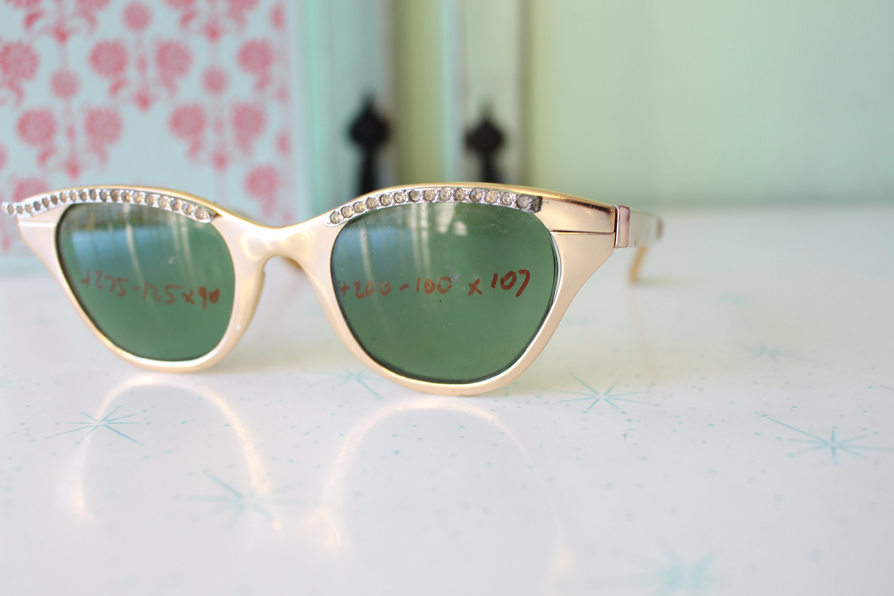Ultra Rare AUTHENTIC  Tura vintage cats eye horn rim aluminum‎ eyeglass & Case Vintage TURA Cat Eye Glasses Gold Vine Filigree Temples Art  main image 2