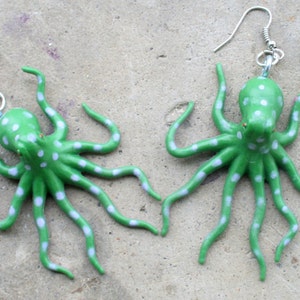 The OCTOPUS Earrings...dangly. novelty. sea creature. retro. science. kitsch jewelry. plastic toy. green. arms. legs. aquatic. fish. ocean