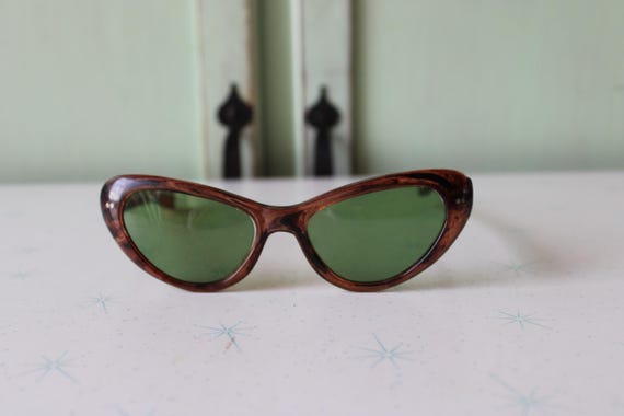Vintage Cat Eye Sunglasses: 1950s-60s Mod Eyewear - image 2