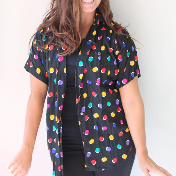 Bluzka w kropki w stylu vintage w tęczowe wzory: jedwabna, zapinana na guziki, rozmiar M/L