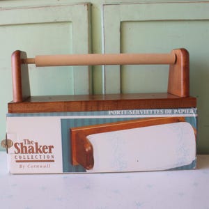 NOS Vintage 1980s Wooden Paper Towel Holder Shelf.....casa de fazenda. Casa dos anos 80. Decoração. Artigos para casa retrô. Casa dos anos 80. Presente. Decoração de madeira. Casa de campo. NIB