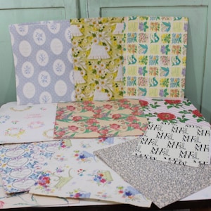 Vintage inpakpapier uit de jaren 60-70: retro bloemen, atomair, vakantie